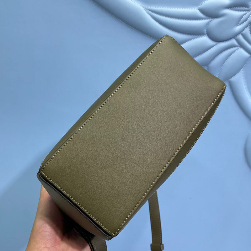 Ziva's Charm handbag – product shot (16.5cm*24cm*10.5cm)