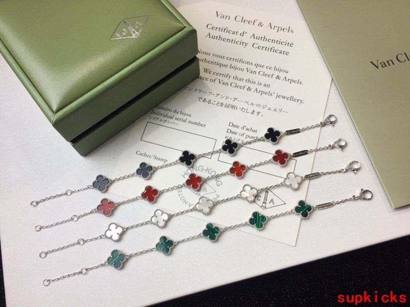 Angled view of Van Cleef & Arpels unisex jewelry piece