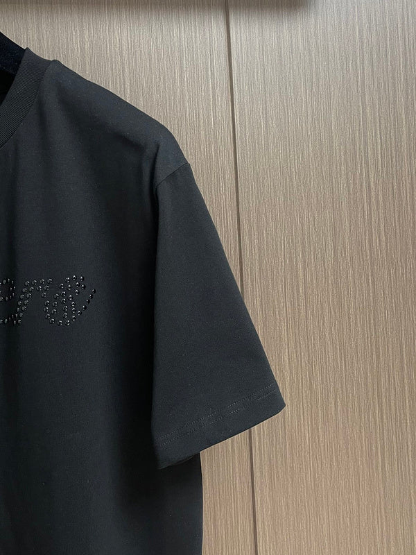 Full styled look of Louis Vuitton cotton t-shirt with logo-detail design