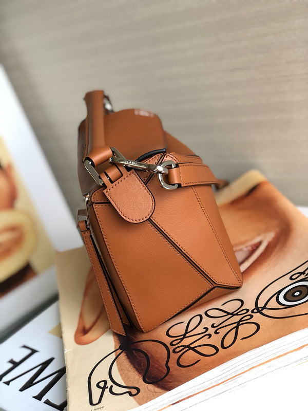 Ziva's Charm handbag – close-up view (24cm*14cm*12cm)