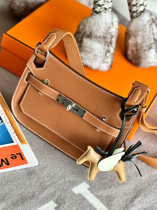  graceful shoulder bag styled with outfit 18