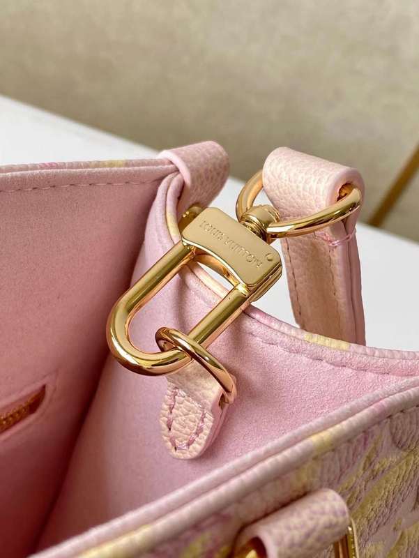 Handle and strap detail of refined signature women's handbag – women's premium purse