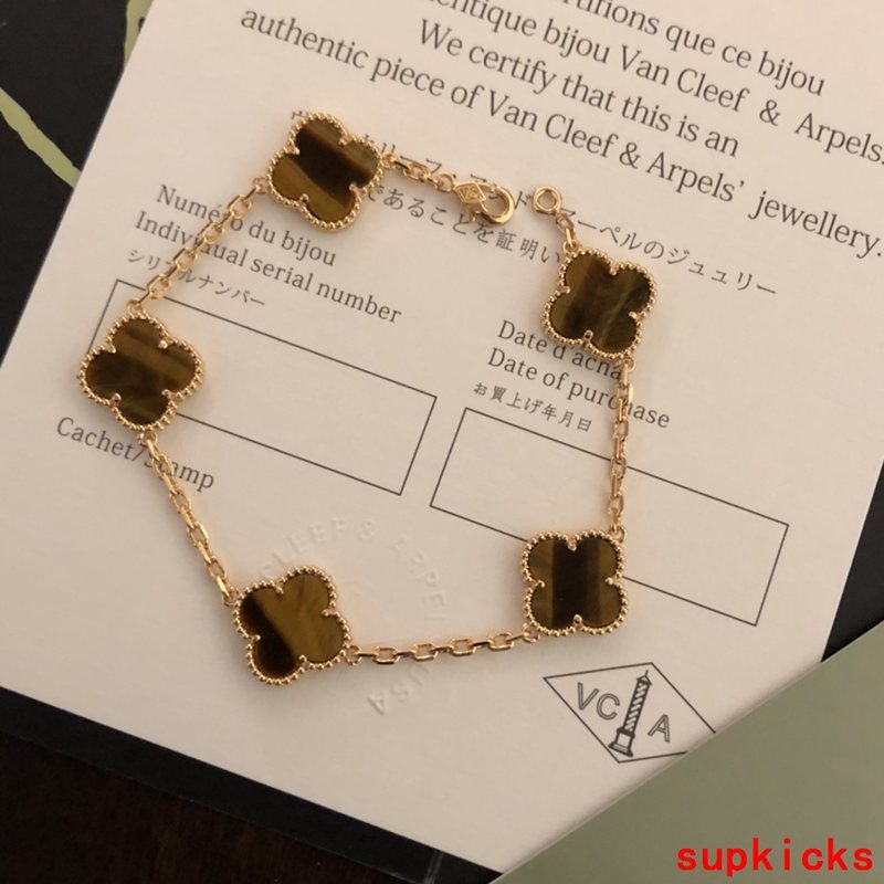 Front view of Van Cleef & Arpels unisex jewelry piece