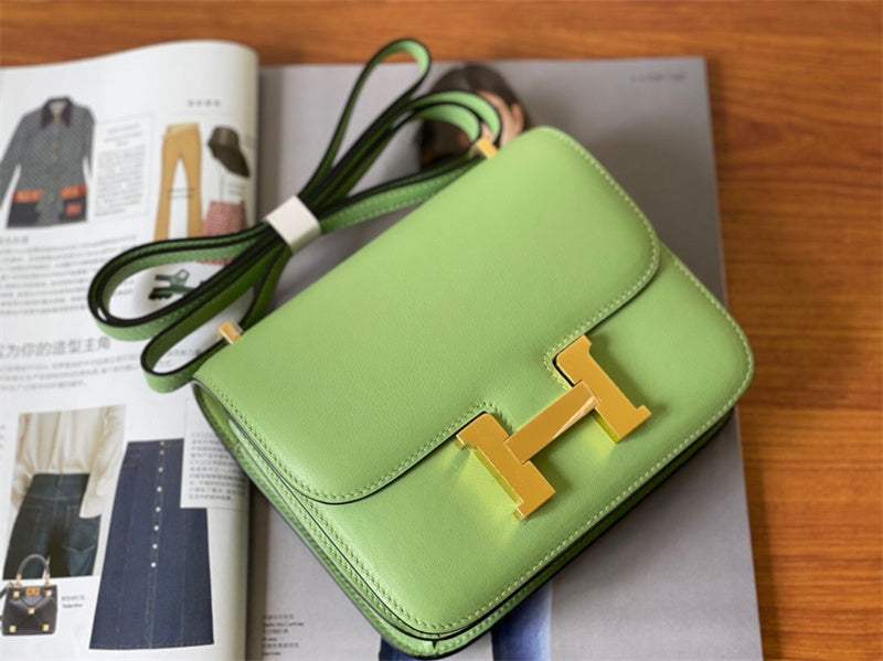  Elegant carryall bag front view
