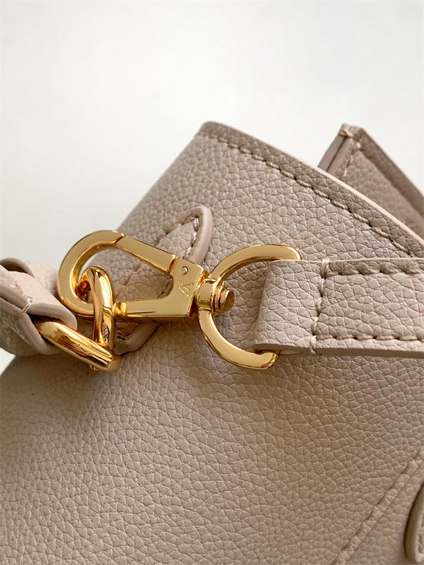  everyday shoulder bag detail view showing craftsmanship 8