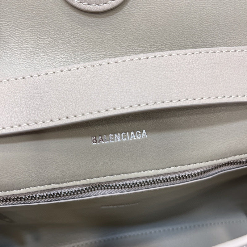 Zivas Charm Refined Everyday Style Statement Handbag (Versatile Style Statement) – Detail View