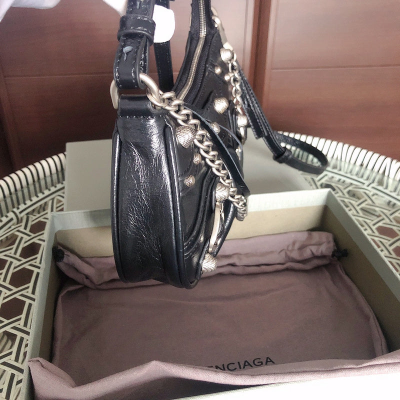 Side profile of statement everyday-luxe women's handbag – women's premium purse
