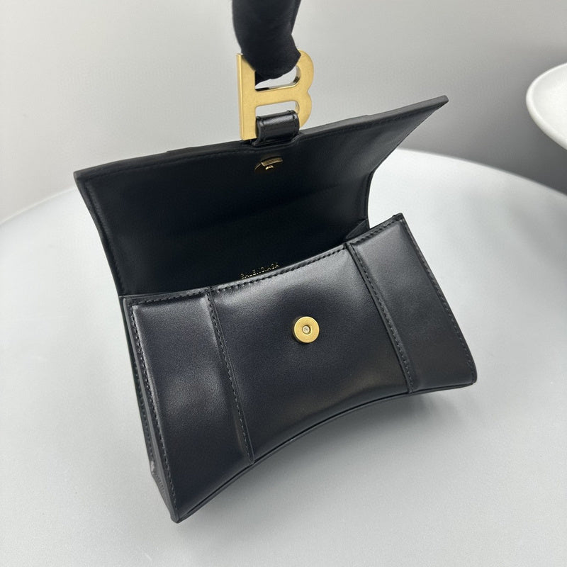 Zivas Charm Effortless Sophistication Fashion Handbag (Considered Detail & Form) – Close-Up Detail