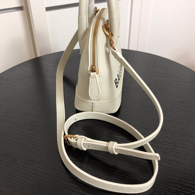 Interior view of refined structured women's handbag – women's everyday handbag