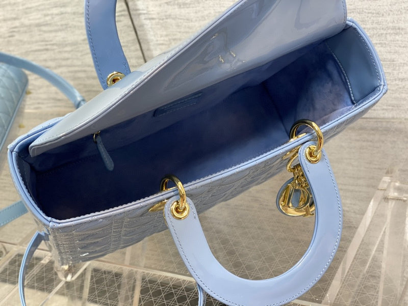 Handle and strap detail of everyday-luxe classic women's handbag – women's premium purse
