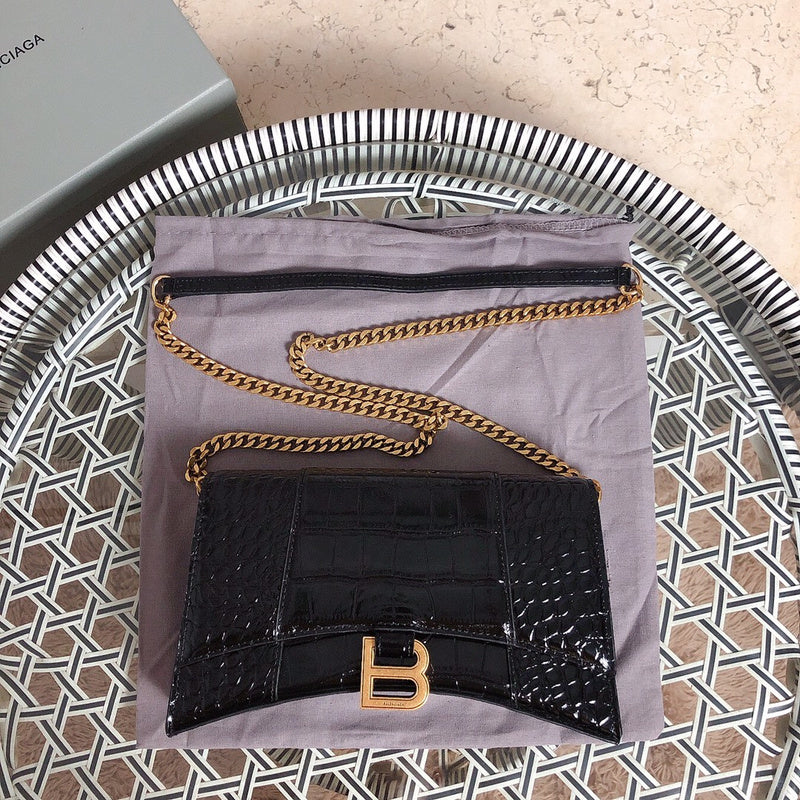 Front view of structured modern women's handbag – women's luxury accessory