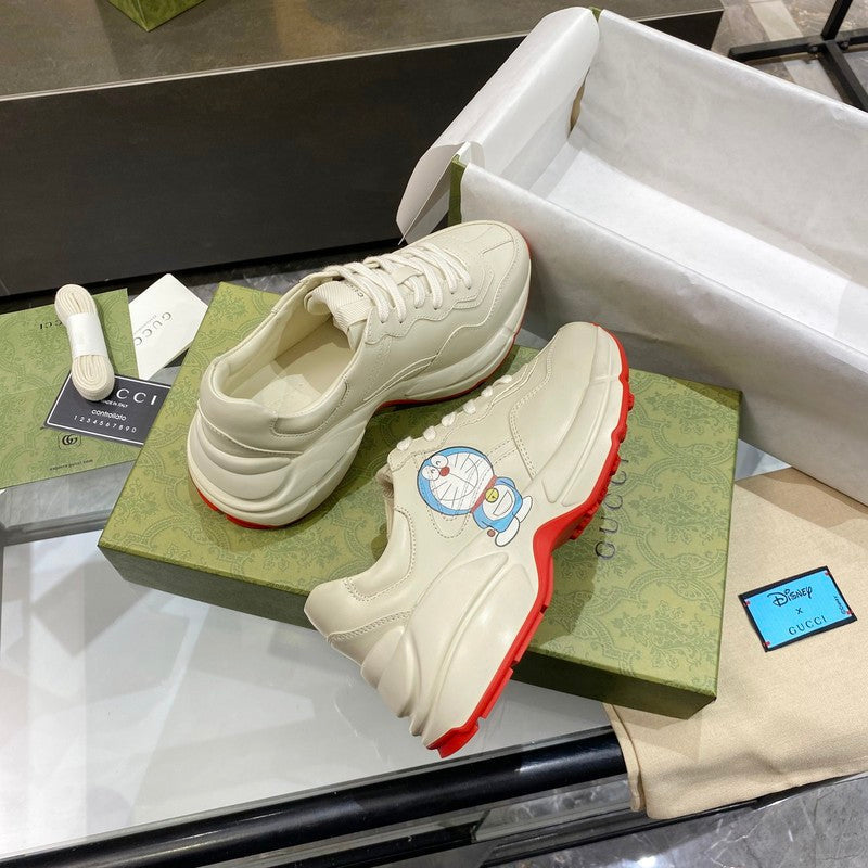 Gucci classic monochrome luxury sneakers view 9 retro runner design