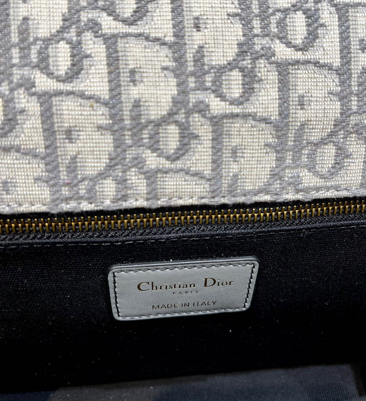 Handle and strap detail of premium everyday-luxe women's handbag – women's designer-style accessory