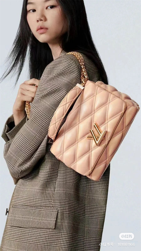  Sophisticated shoulder bag front view 31