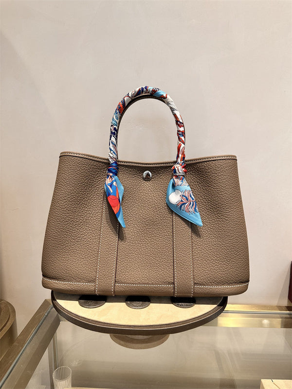  statement everyday bag detail view showing craftsmanship 8