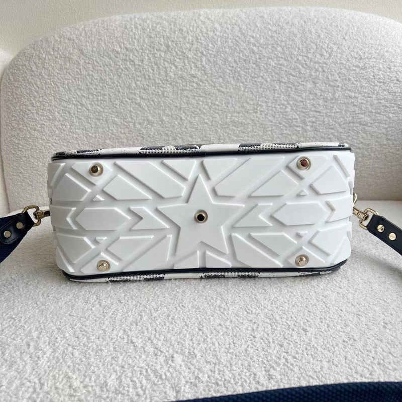 Handle and strap detail of statement everyday-luxe women's handbag – women's premium purse