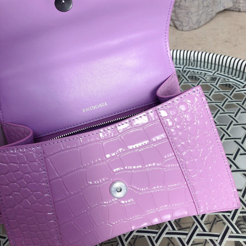 Side profile of statement modern women's handbag – women's luxury accessory