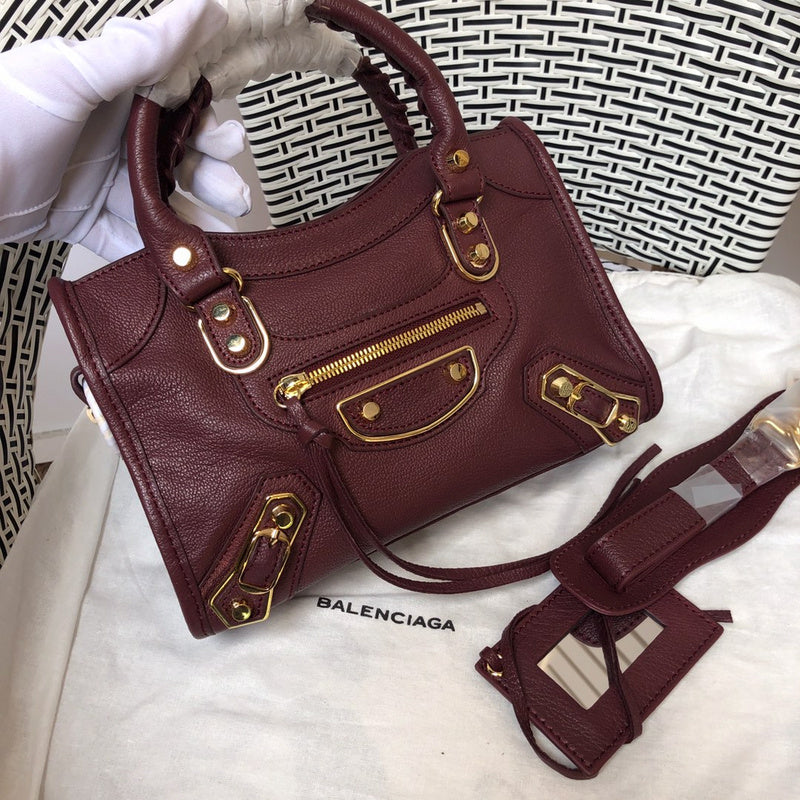 Side profile of everyday-luxe sleek women's handbag – women's statement bag