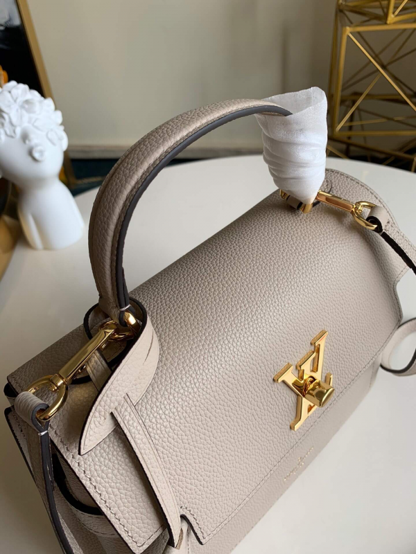 Handle and strap detail of modern sleek women's handbag – women's statement bag