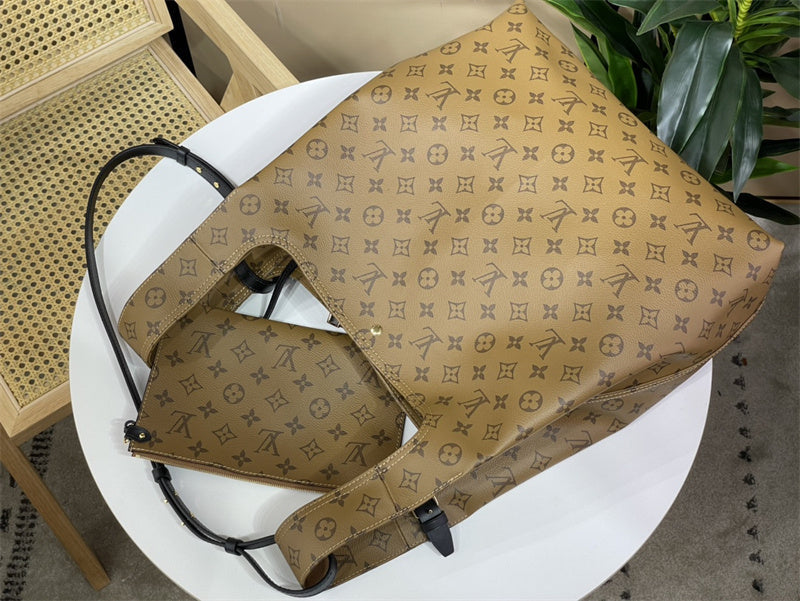  Essential top-handle bag carried on shoulder