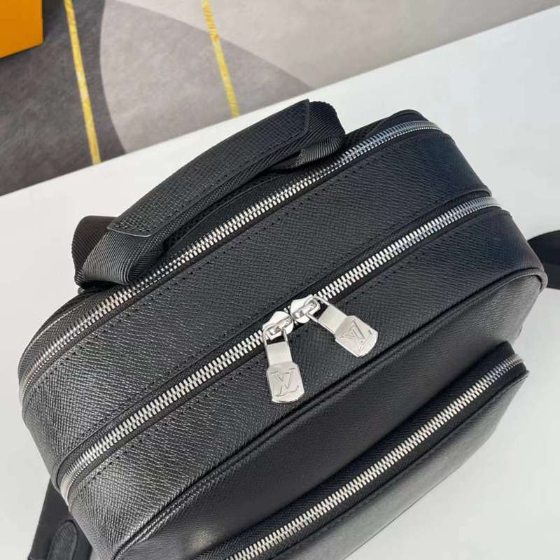 Handle and strap detail of everyday-luxe signature women's handbag – women's everyday handbag