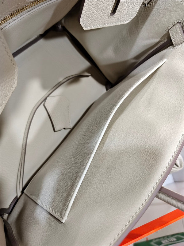  shoulder bag interior and compartment view 15