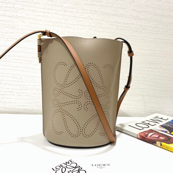 Ziva's Charm handbag – detail view (19cm*28cm*14cm)