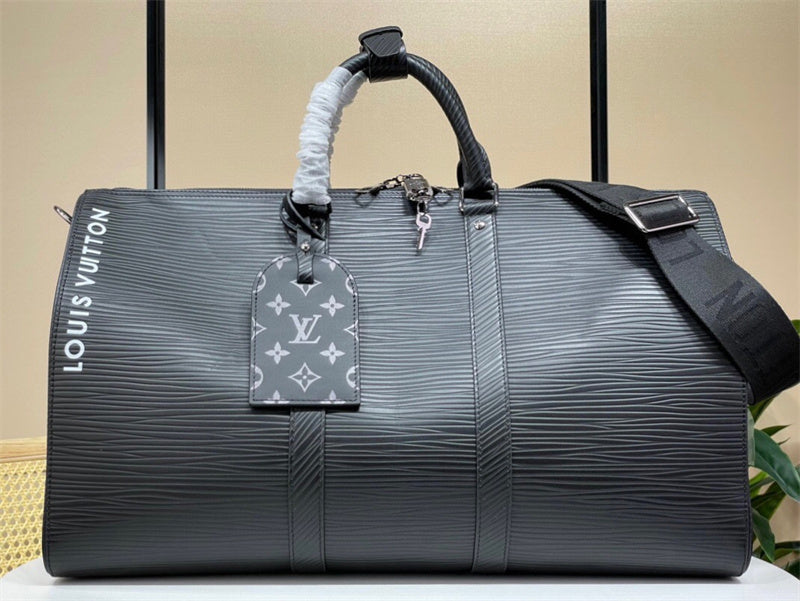  Graceful shopper bag carried on shoulder