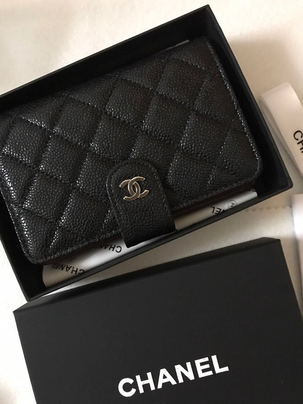 Zivas Charm Classic Sensibility Everyday Handbag (Elevated Accessory Essential) – Detail View