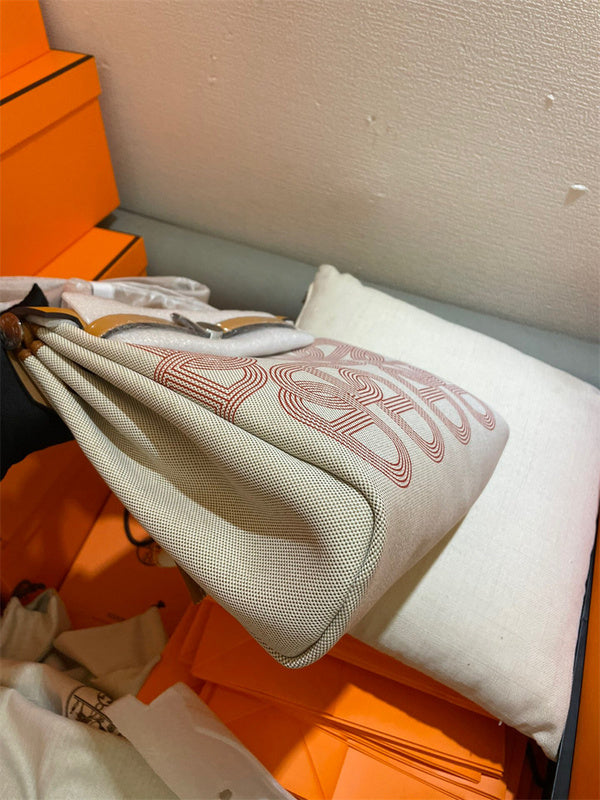  everyday shopper bag detail view showing craftsmanship 14
