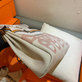  everyday shopper bag detail view showing craftsmanship 14