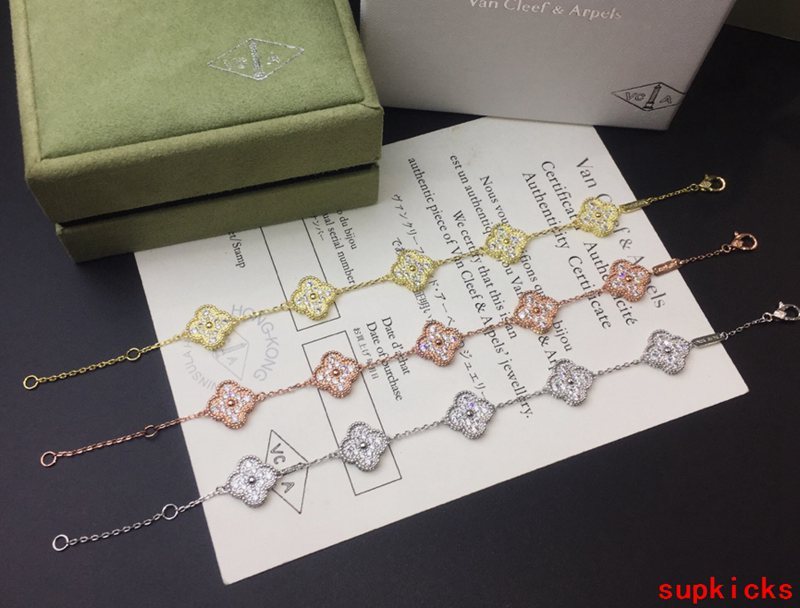 Front view of Van Cleef & Arpels unisex jewelry piece