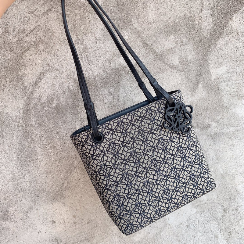 Ziva's Charm handbag – detail view (26cm*21cm*10cm)