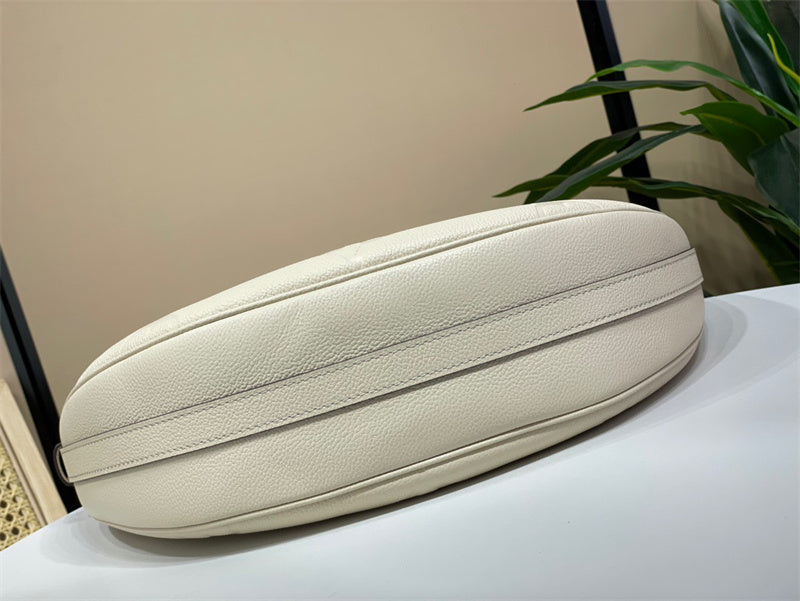 Streamlined everyday bag front view 13