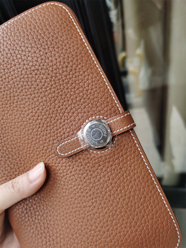  shoulder bag interior and compartment view 9