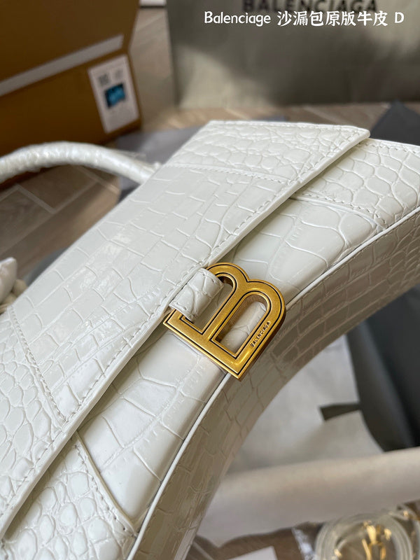 Ziva's Charm handbag – close-up view (one versatile size)