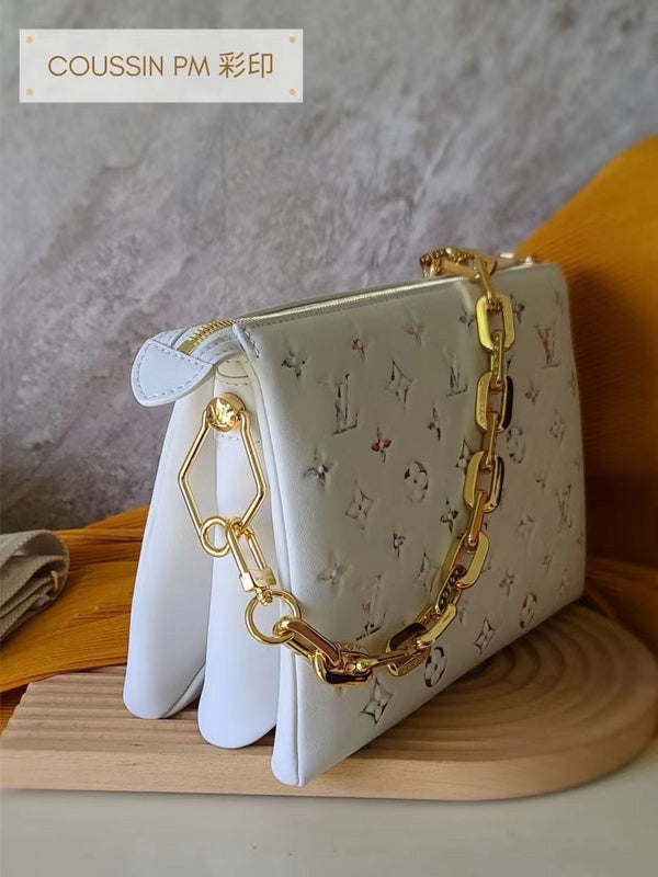 Handle and strap detail of structured premium women's handbag – women's designer-style accessory