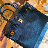  Elegant shoulder bag carried on shoulder