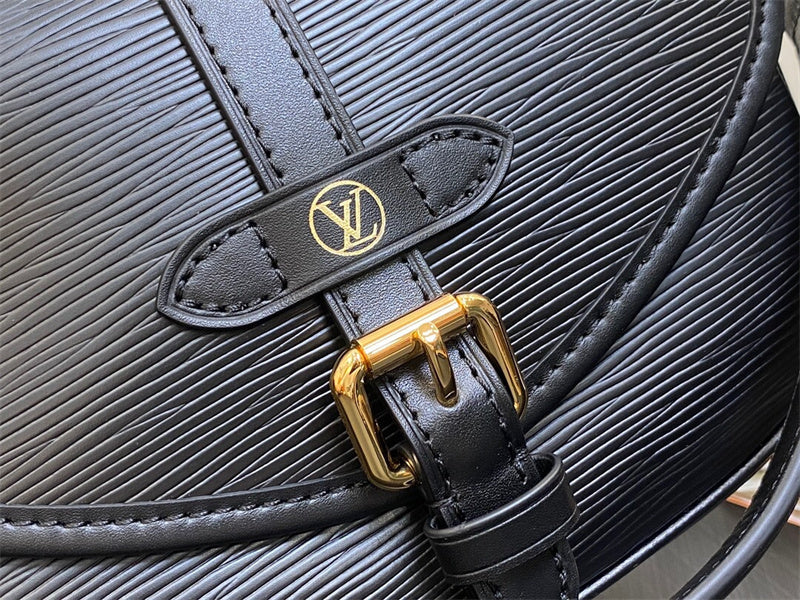  everyday bag close-up of hardware and finish 11