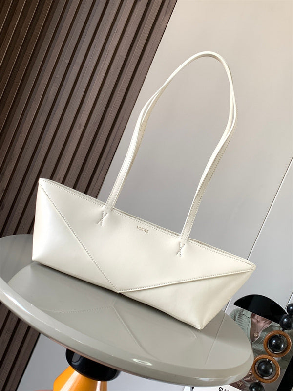 Ziva's Charm handbag – close-up view (39cm*12.3cm*12.5cm)