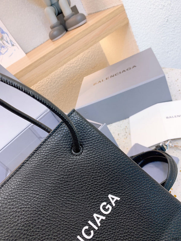 Ziva's Charm handbag – interior view (one versatile size)