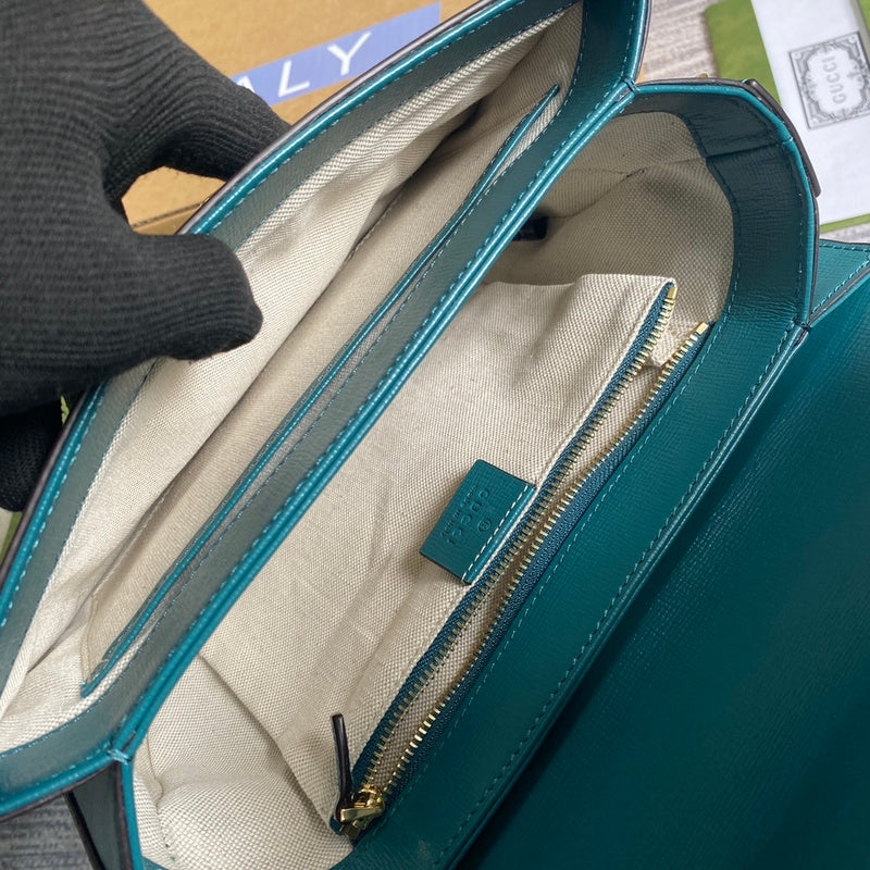 Side profile of modern chic women's handbag – women's designer-style accessory