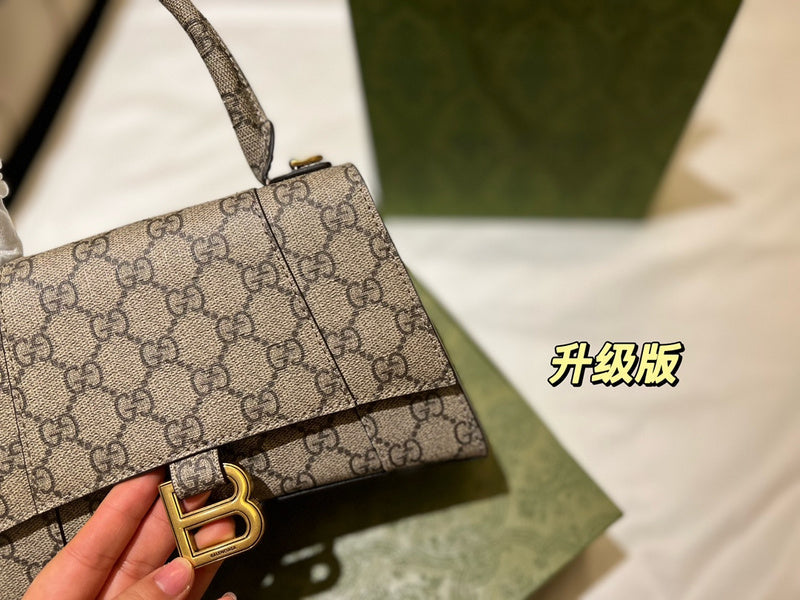Ziva's Charm handbag – close-up view (one versatile size)