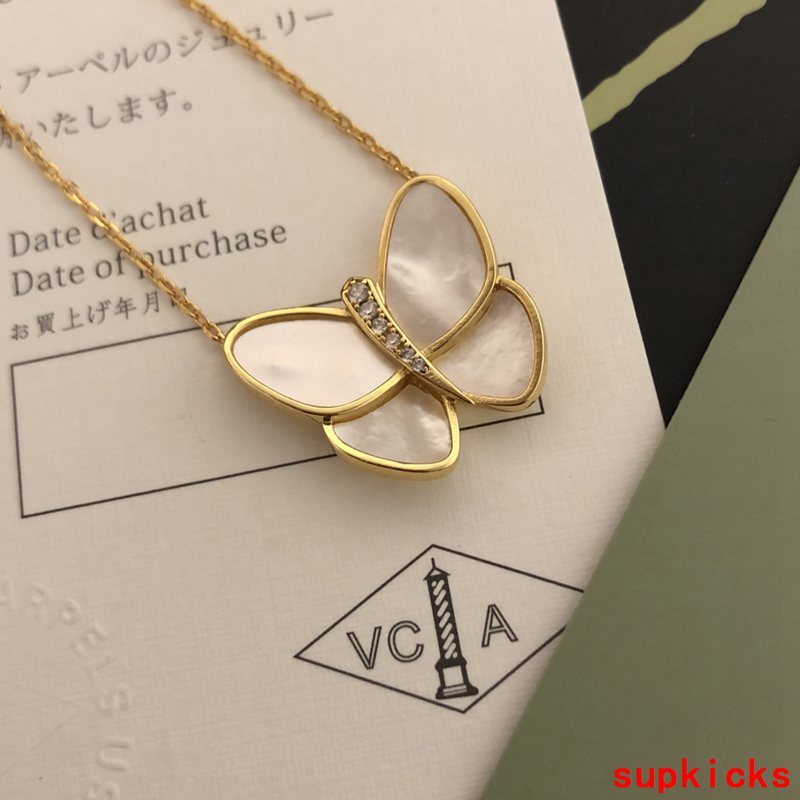 Front view of Van Cleef & Arpels unisex jewelry piece