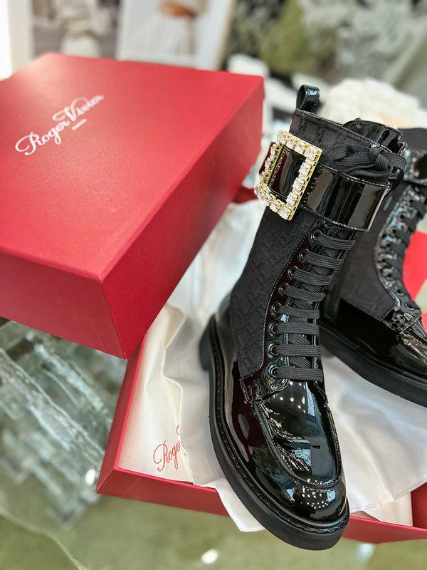 Styling view of Roger Vivier luxury piece style No.084