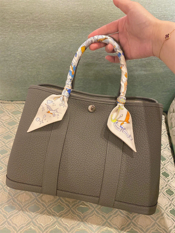  contemporary everyday bag detail view showing craftsmanship 8