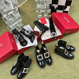 Full silhouette view of Roger Vivier luxury piece style No.062