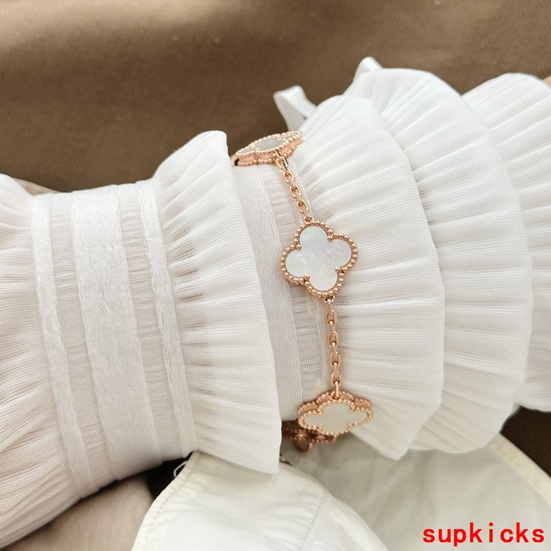 Front view of Van Cleef & Arpels unisex jewelry piece
