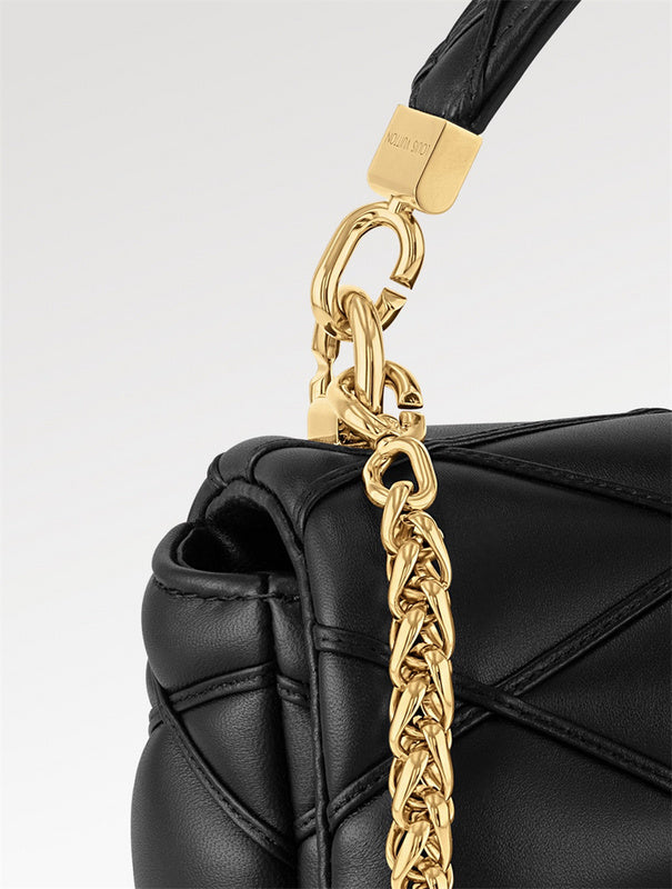  Sophisticated shoulder bag front view 43