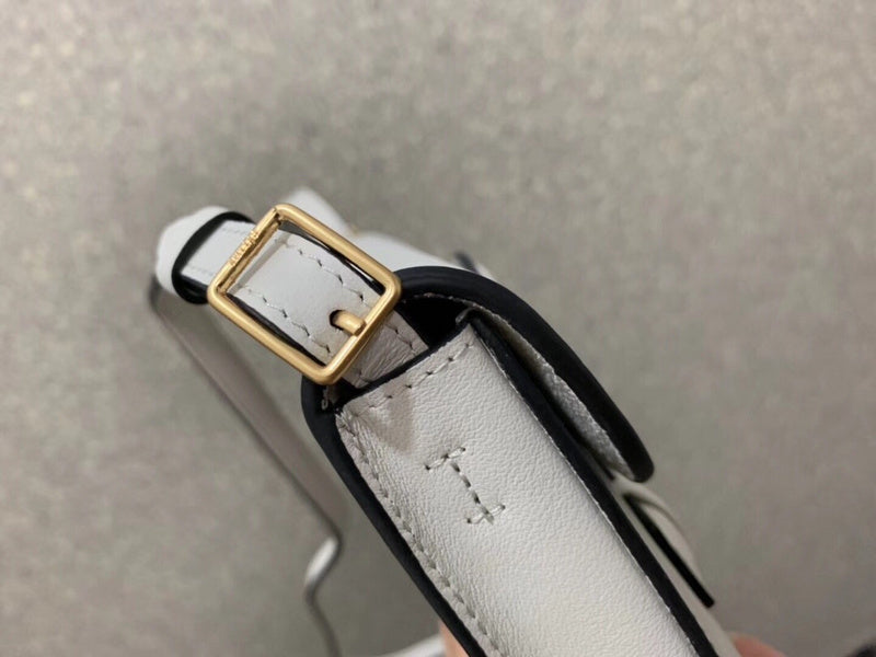 Side profile of modern polished women's handbag – women's everyday handbag